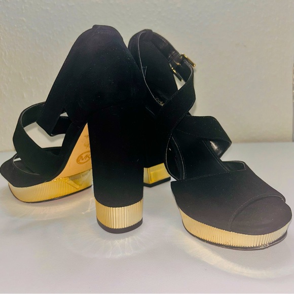 Stunning MICHAEL KORS platform suede sandal with chunky gold heel. - Picture 3 of 12